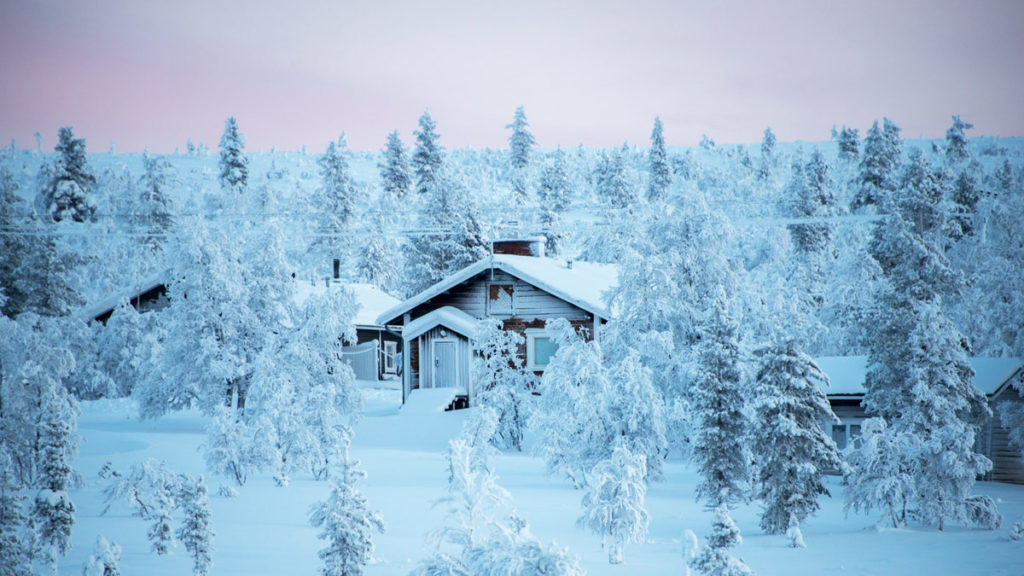 verschneite Landschaft mit Hütte in Lappland, Finnland